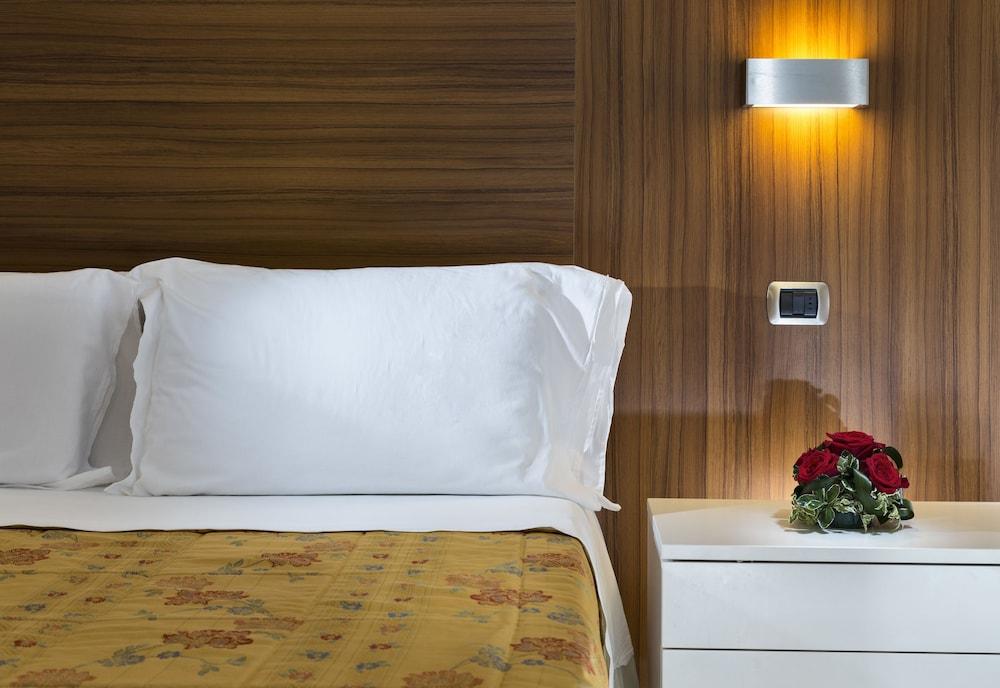 ביביונה Hotel Parigi מראה חיצוני תמונה