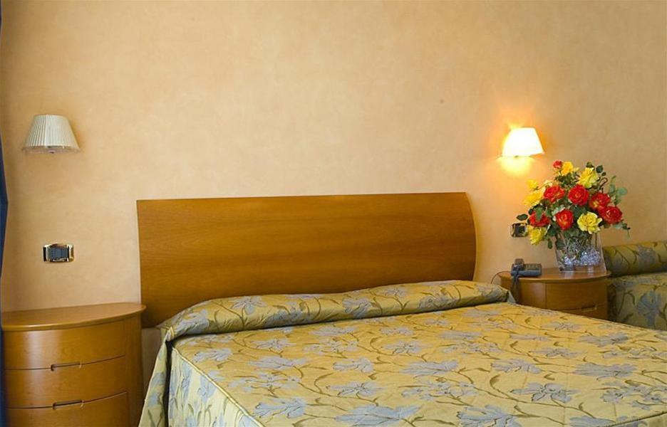 ביביונה Hotel Parigi מראה חיצוני תמונה