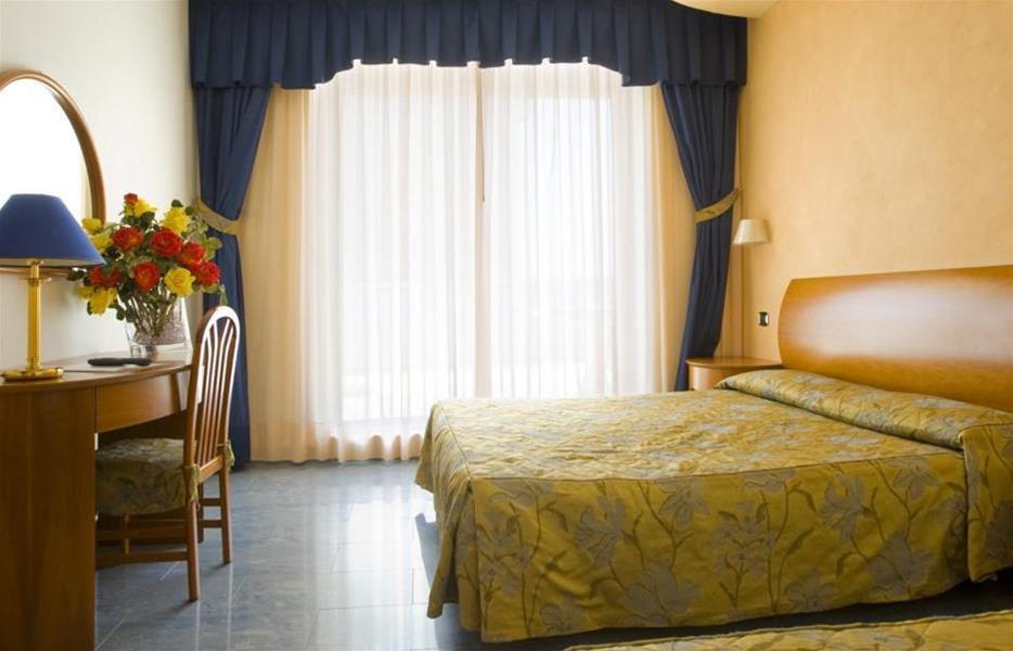 ביביונה Hotel Parigi מראה חיצוני תמונה